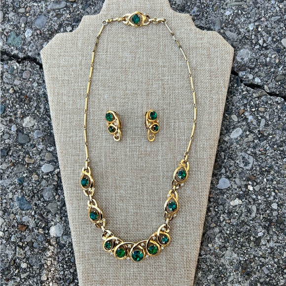 Vintage Emerald Green Necklace, Earrings and Necklace Extender in Gold Tone - Picture 11 of 13